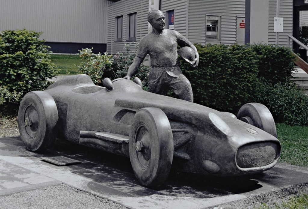 עד היום עומד הפסל של פנג'יו וה-W196 בפאתי הנורבורגרינג.