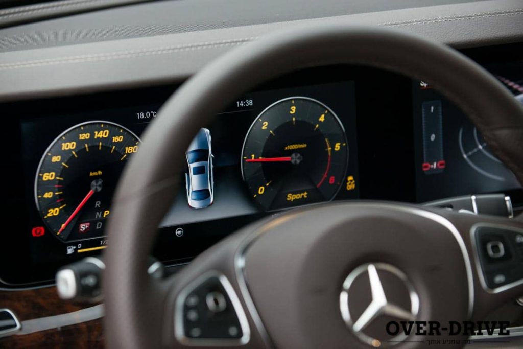 מסכים, משטחים מגע ו-64 גווני תאורת פנים לבחירה. צילום: בני דויטש