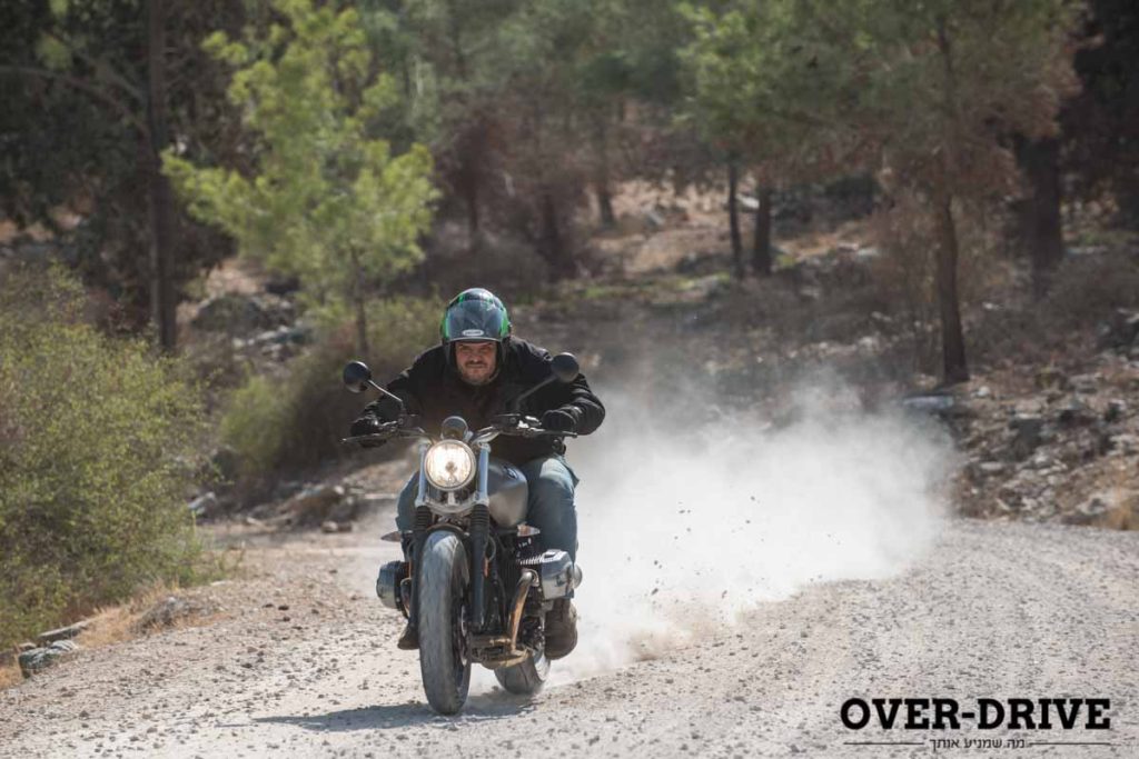 וגם אם כן, למה לעשות פרצופים? ולמה עם קסדת שלושת-רבעי?! צילום: בני דויטש