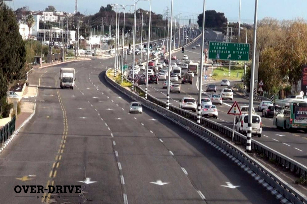 בנתיב השמאלי