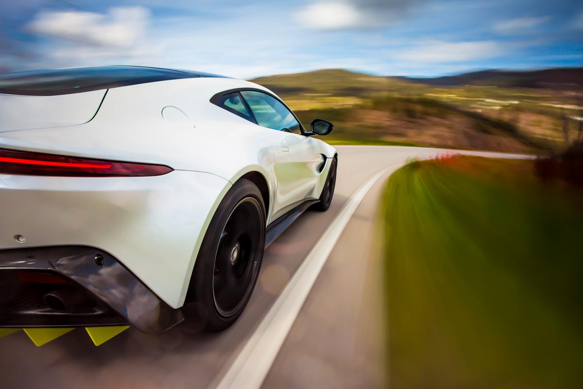 אסטון-מרטין ואנטאג': נהיגה ראשונה