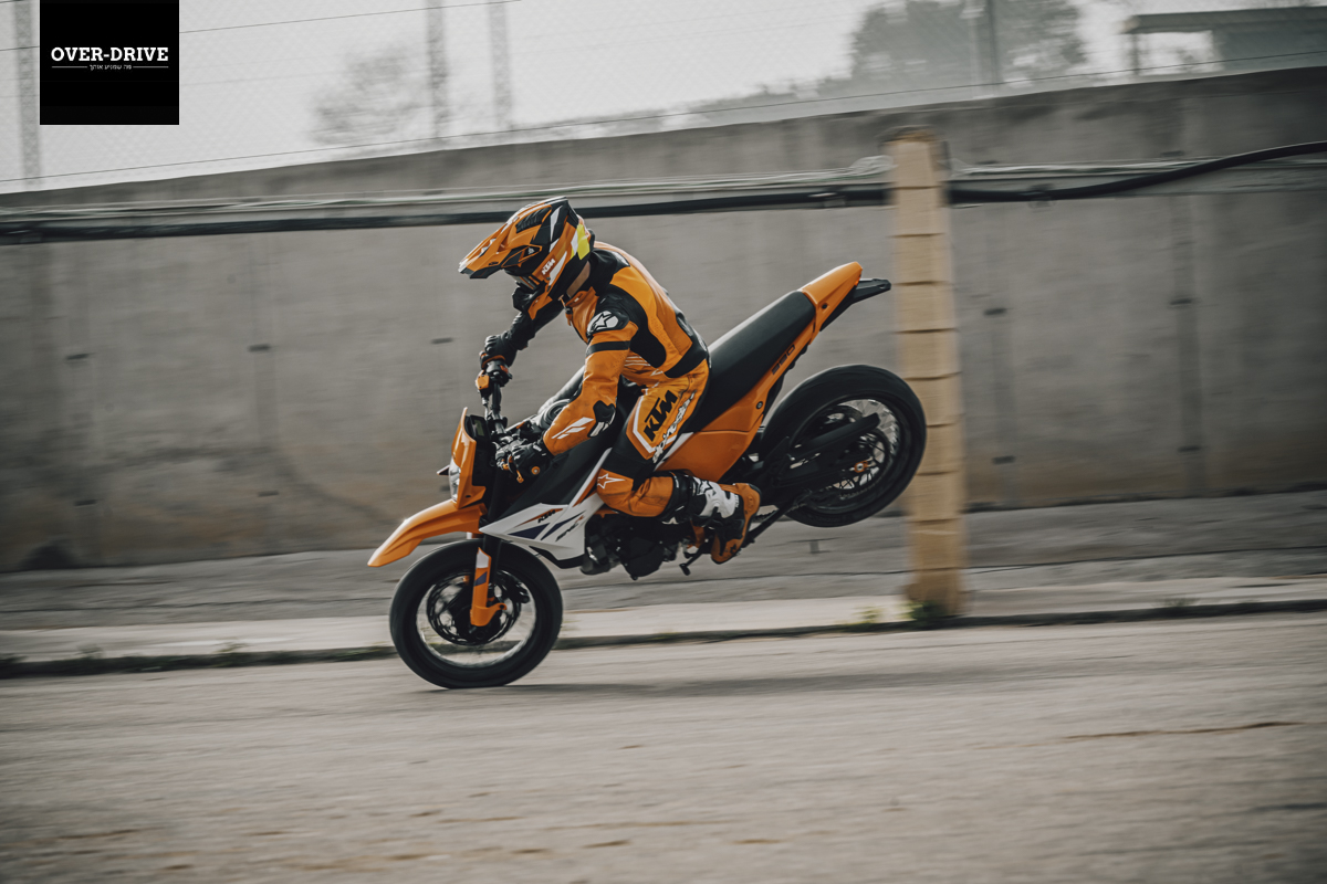 ק.ט.מ 390 SMC-R במבחן: חמודי-בייק