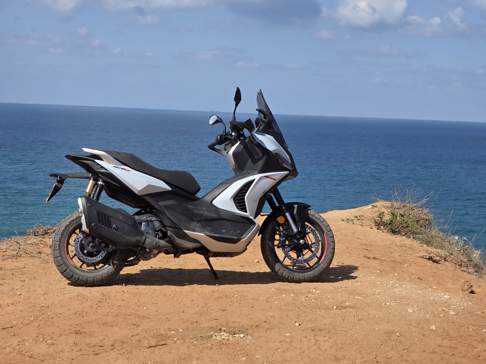 אפריליה SR GT 400 על המצוק מול הים בהרצליה
