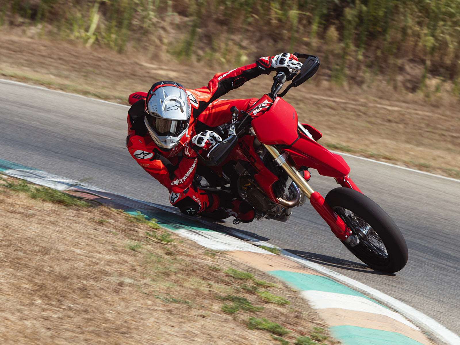 דוקאטי Desmo450 SM בסופרמוטו בהטיה בפנייה במסלול