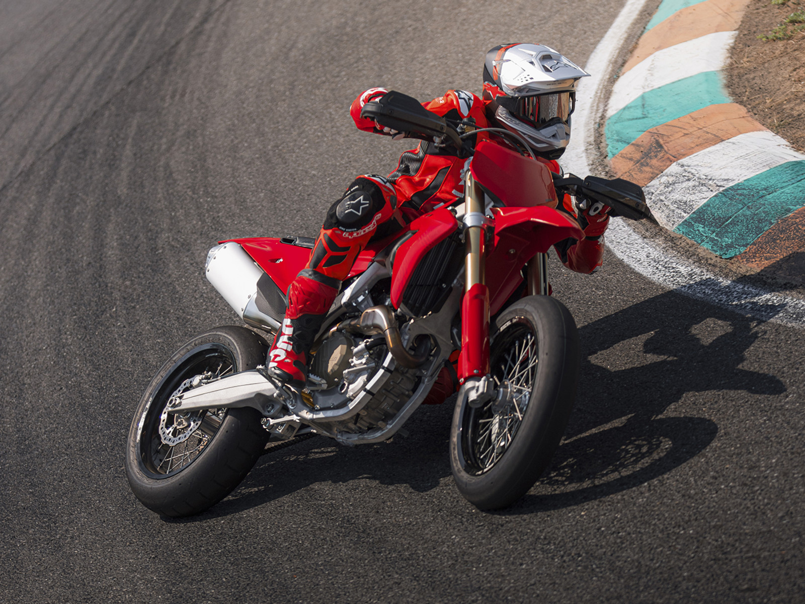 דוקאטי Desmo450 SM בפנייה במסלול סופרמוטו