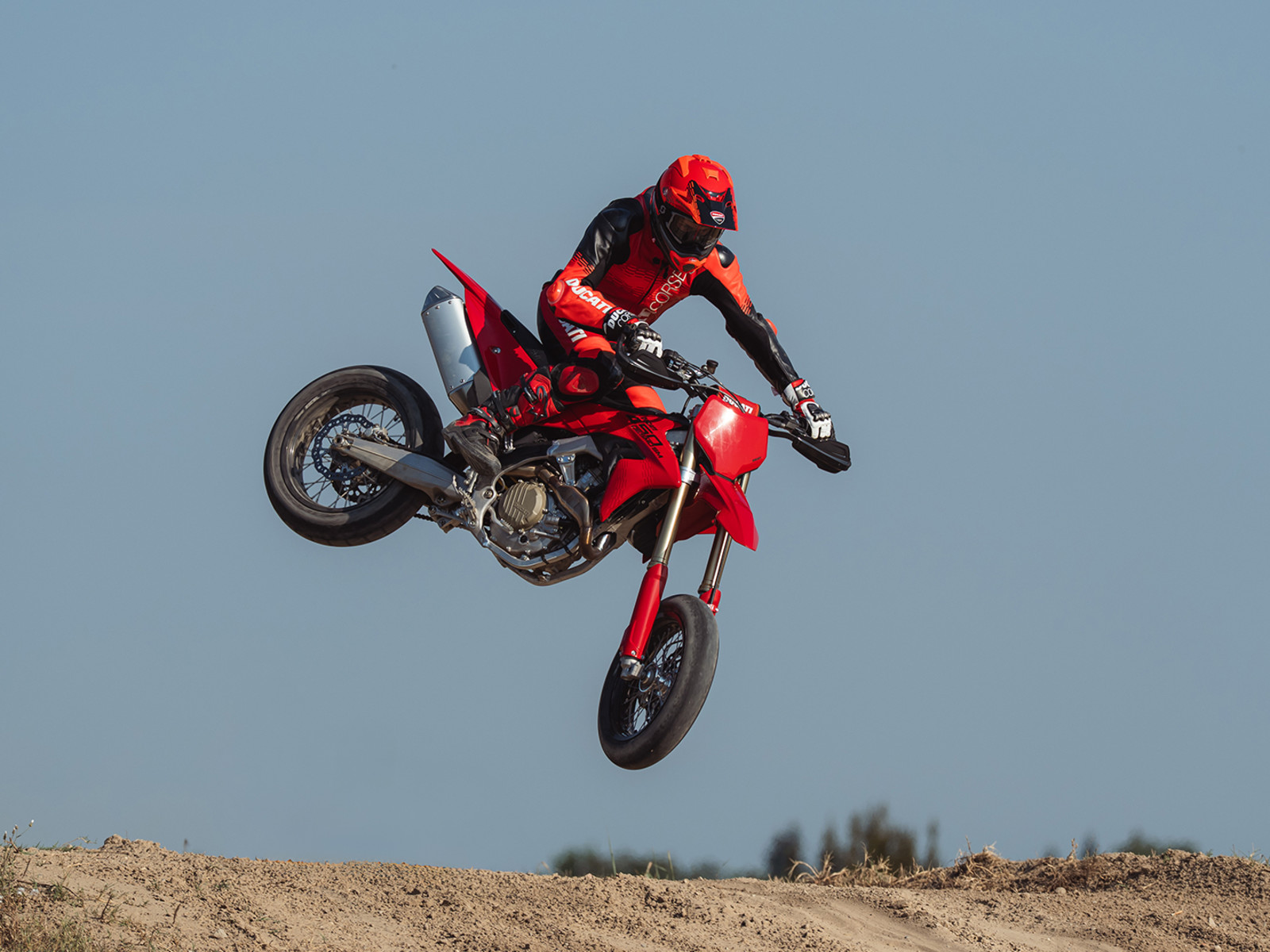 דוקאטי Desmo450 SM בקפיצה על מסלול סופרמוטו