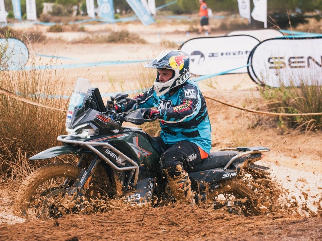 רוכב CF מוטו 1000MT-X מתמרן בקטע שטח טכני בתחרות MT Challenge