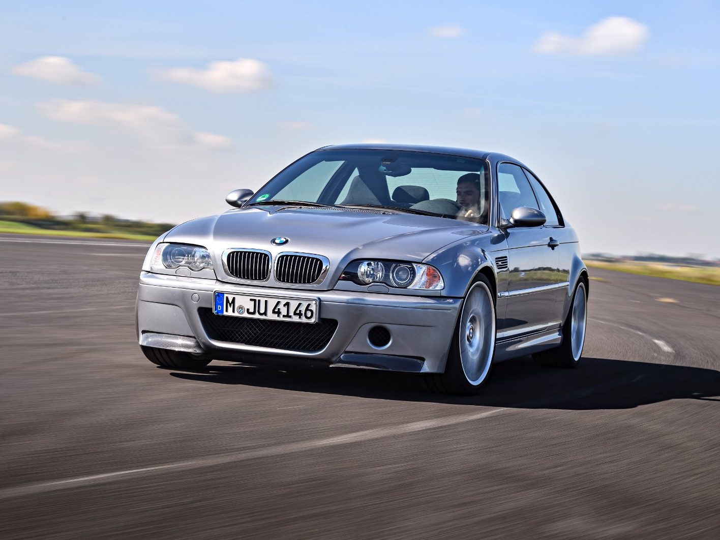 ב.מ.וו M3 CSL כסופה מדור E46 בנסיעה על מסלול