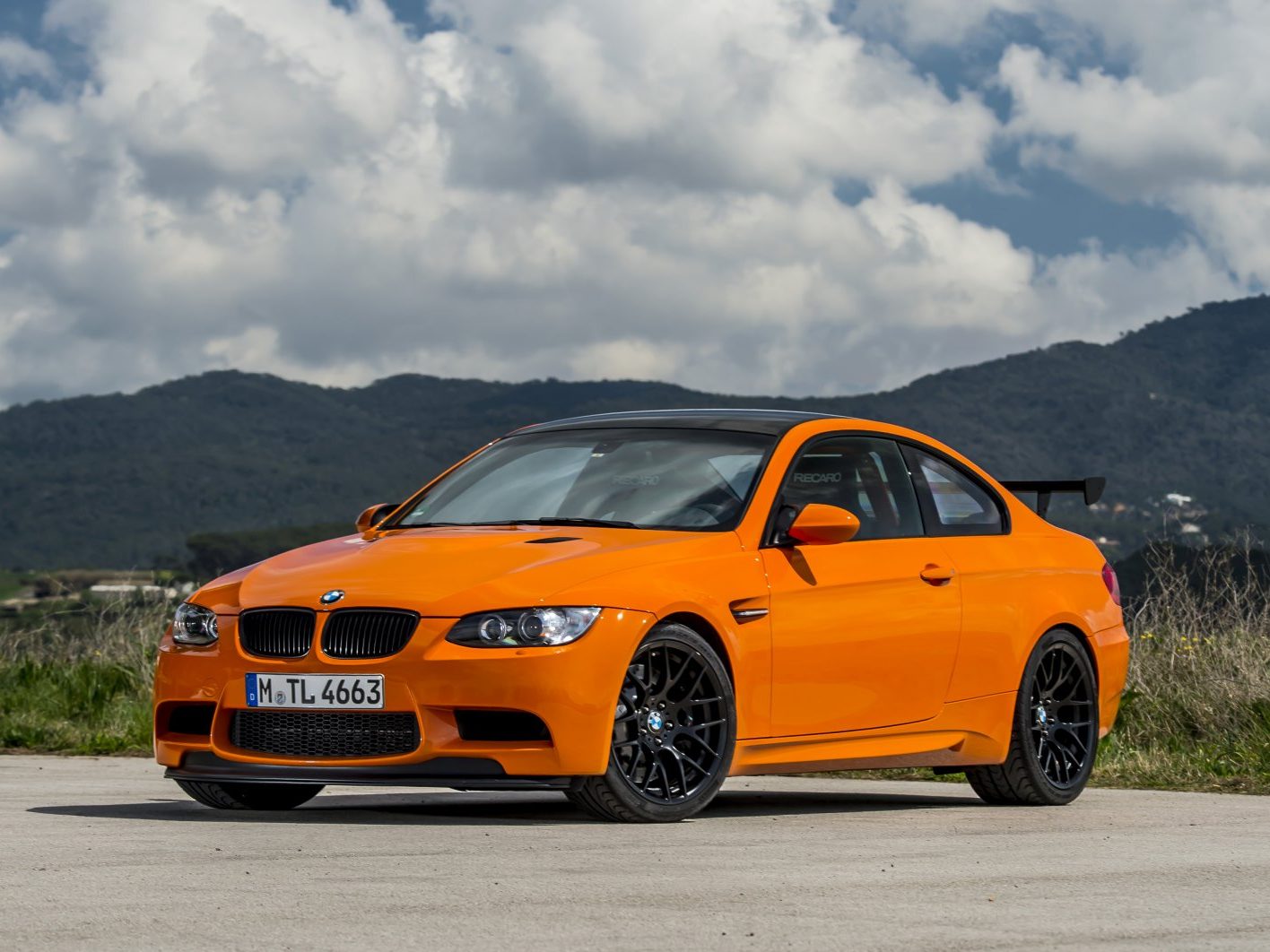 ב.מ.וו M3 GTS כתומה מדור E92 עם כנף אחורית