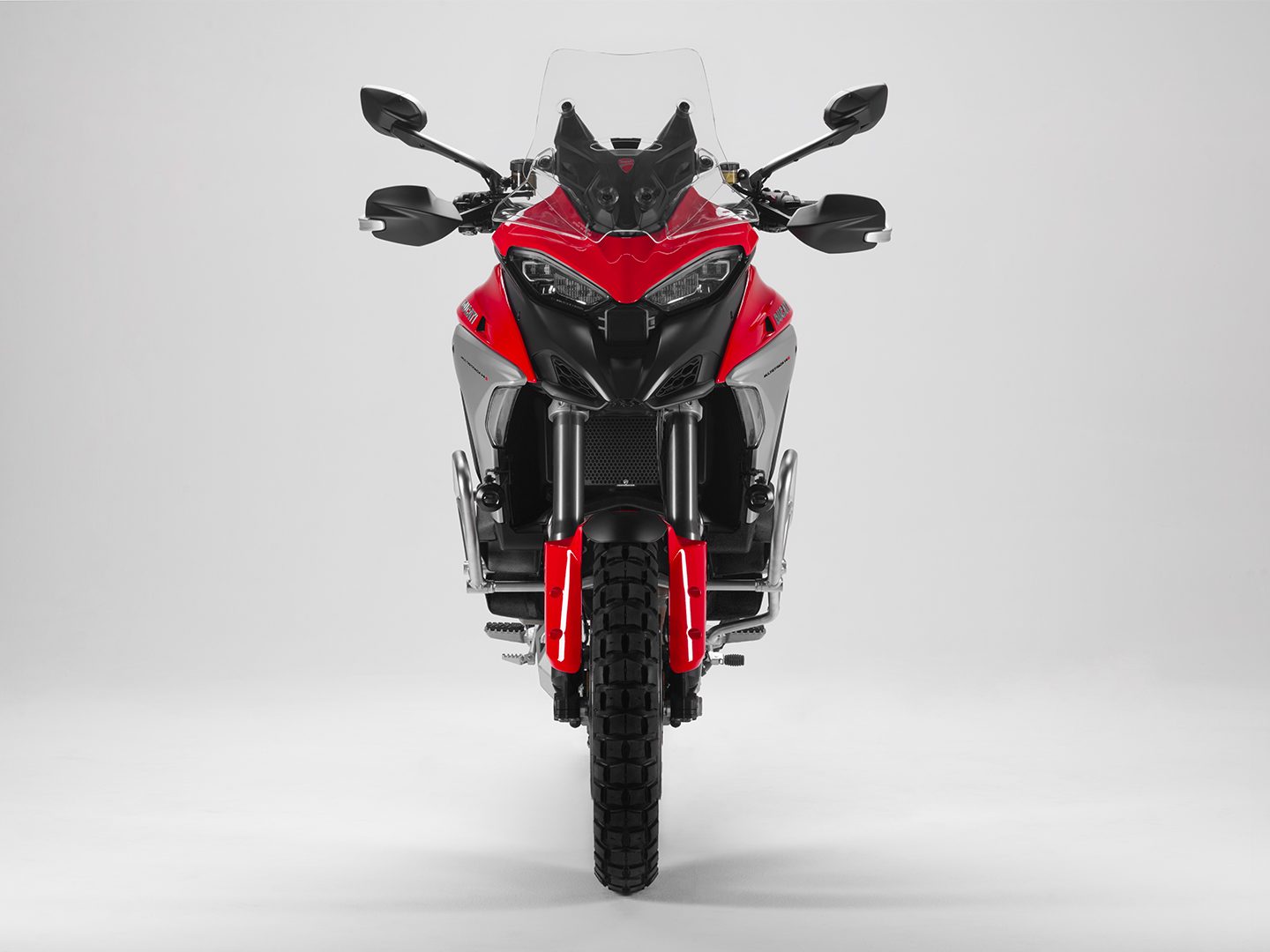 דוקאטי מולטיסטרדה V4 S אדום במבט חזיתי על רקע אפור