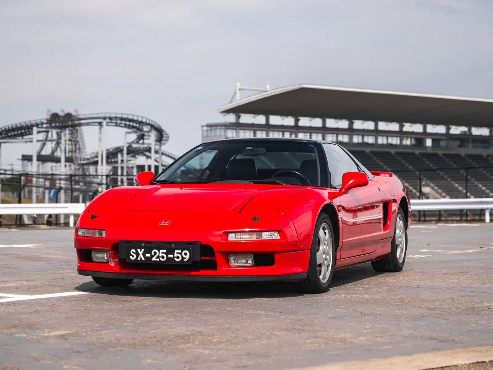הונדה NSX אדומה עם לוחית SX-25-59 המוצעת במכירה בלונדון