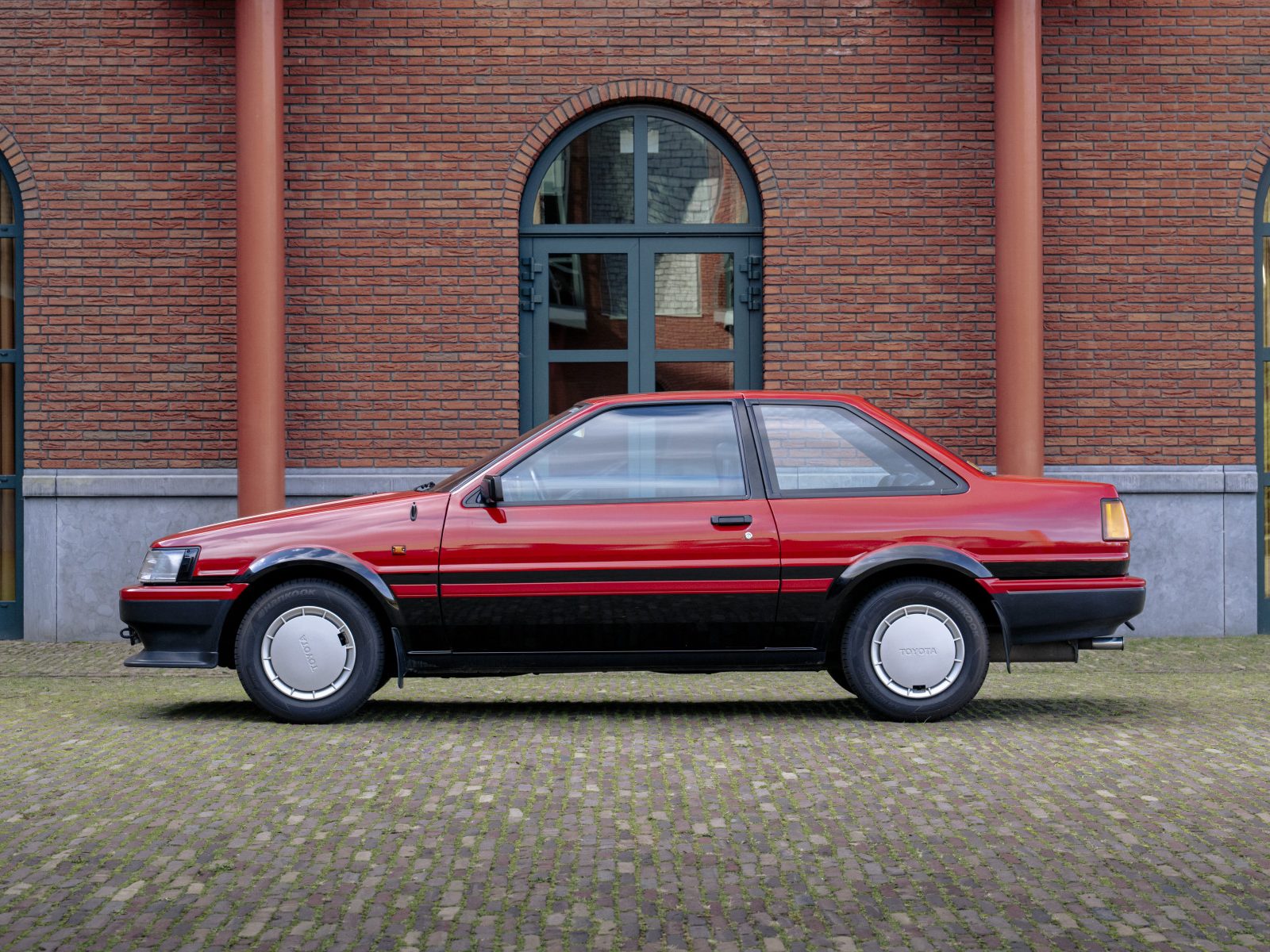 טויוטה קורולה AE86 אדומה במבט מהצד