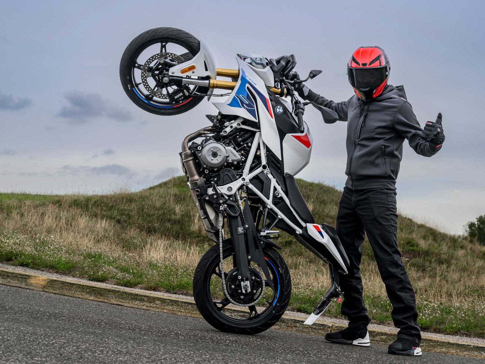 רוכב על ב.מ.וו F 450 R בצילום יצרן